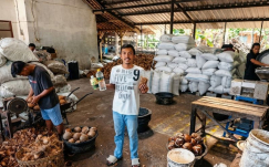 Awali Bisnis dari Kos-kosan, Kini Olah 700 Butir Kelapa per Hari Jadi VCO Premium!