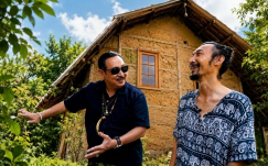 Mengintip Rumah Tanah Kang Misbah: Inspirasi Slow Living dan Mandiri Pangan dari Kebun Sendiri